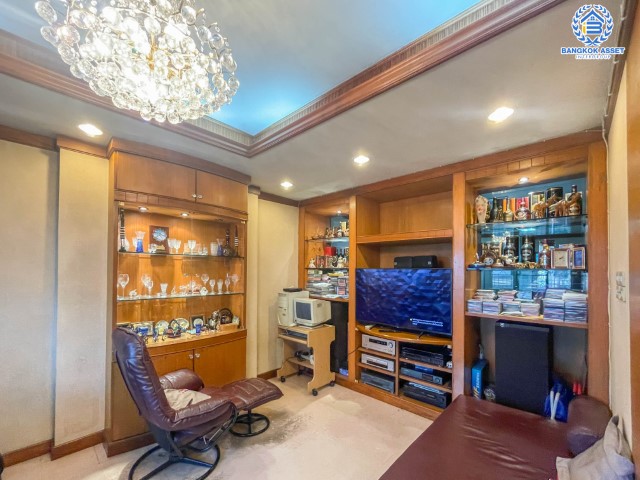 *****อาคารพาณิชย์มือสองย่านนนทบุรี อาคารพาณิชย์ ติดถ.แจ้งวัฒนะ เนื้อที่มากถึง 38 ตร.ว. ฟังก์ชันจัดเต็มถึง 6 ห้องนอน 4 ห้องน้ำ 2 ที่จอดรถ จะทำเป็นบริษัท หรือจะอยู่อาศัยก็ดี บนทำเลศักยภาพสุดๆ ใกล้เซ็นทรัลแจ้งวัฒนะ, รถไฟฟ้า (ในอนาคต) สายสีชมพู "สถานีแจ้งวัฒนะ-ปากเกร็ด 28" และทางด่วน "ศรีรัช"